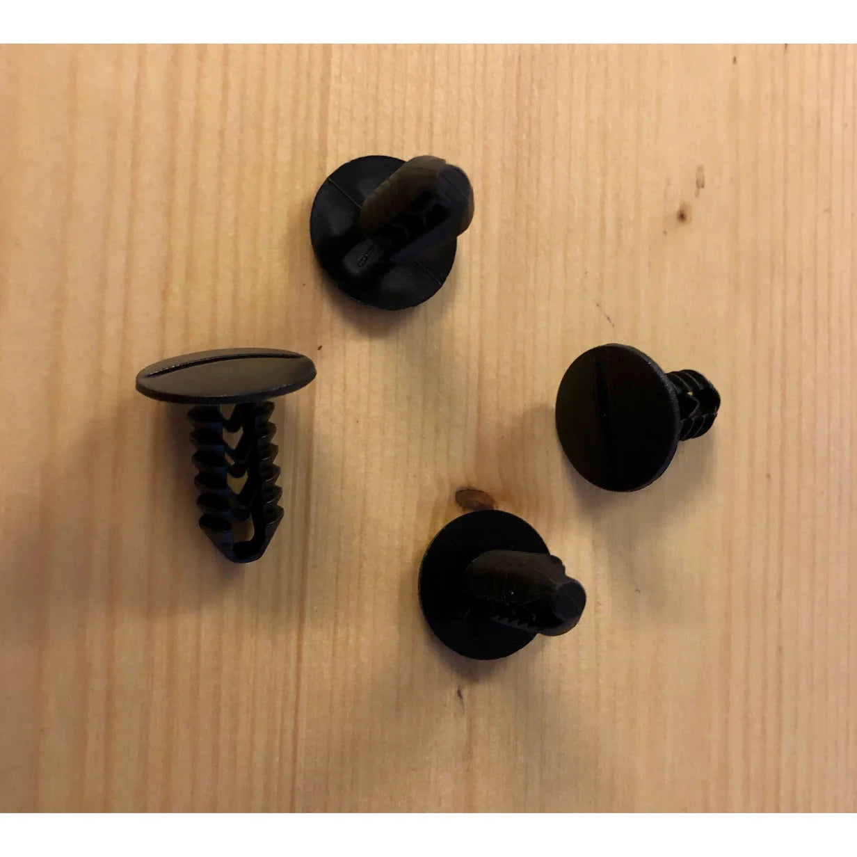 Spade Kayaks Kunststoffdübel zur Fixierung der Sitzauflage